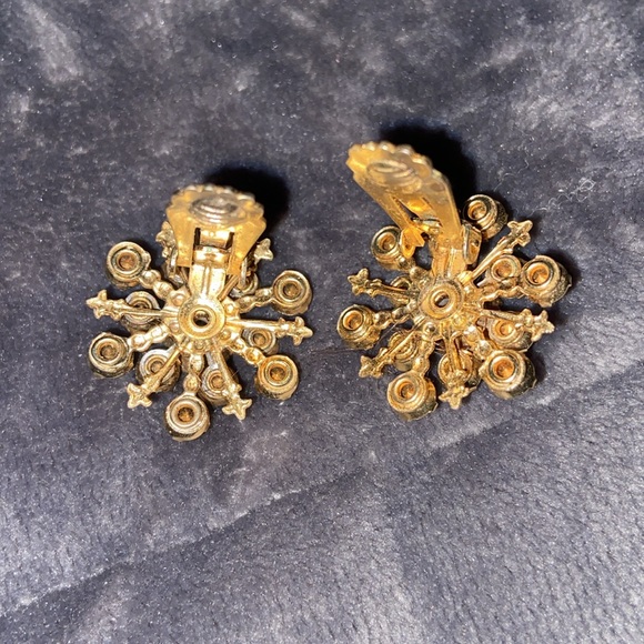 Vintage pink rhinestone and gold toned flower 🌸 clip on earrings - Picture 5 of 11